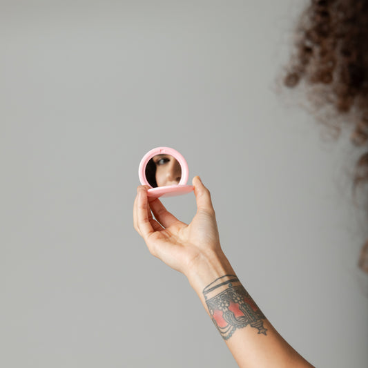 Espelho de Bolsa "Meu Reflexo, Meu Endereço" - Ana Laura Lopes